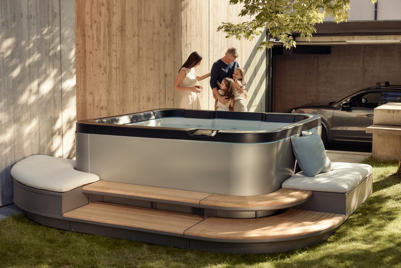 The SP—116 with its wooden steps and lounge modules